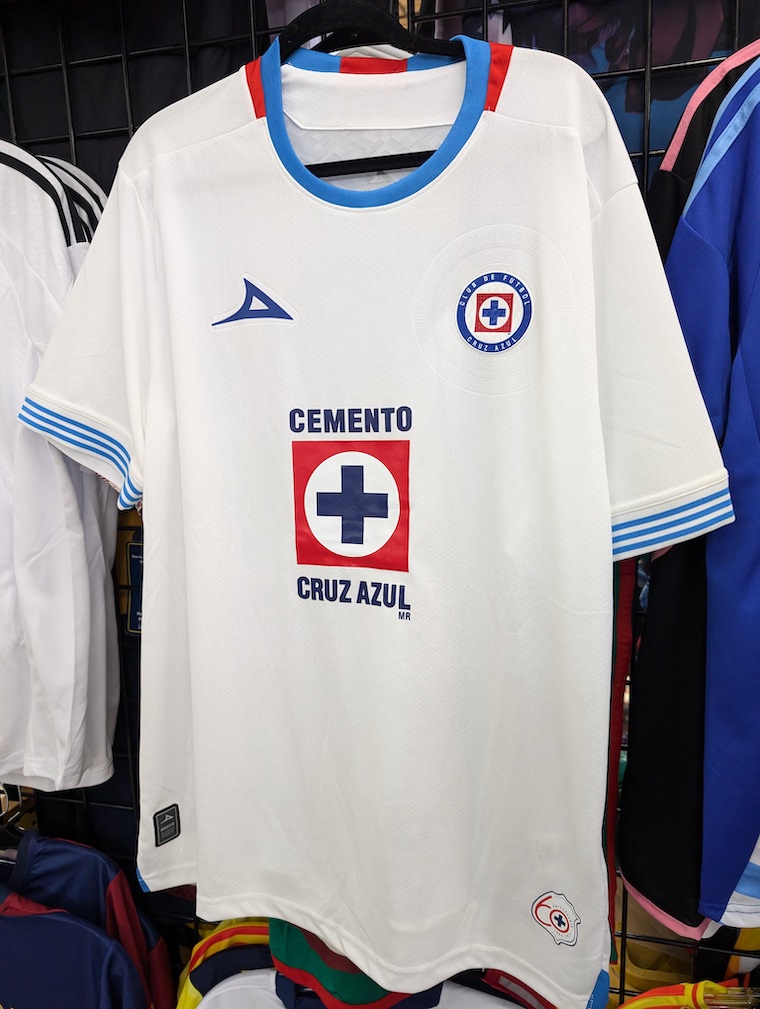 Then I found a pretty good Cruz Azul replica - the 60+ emblem on the bottom is a nice touch from the kit makers Prima